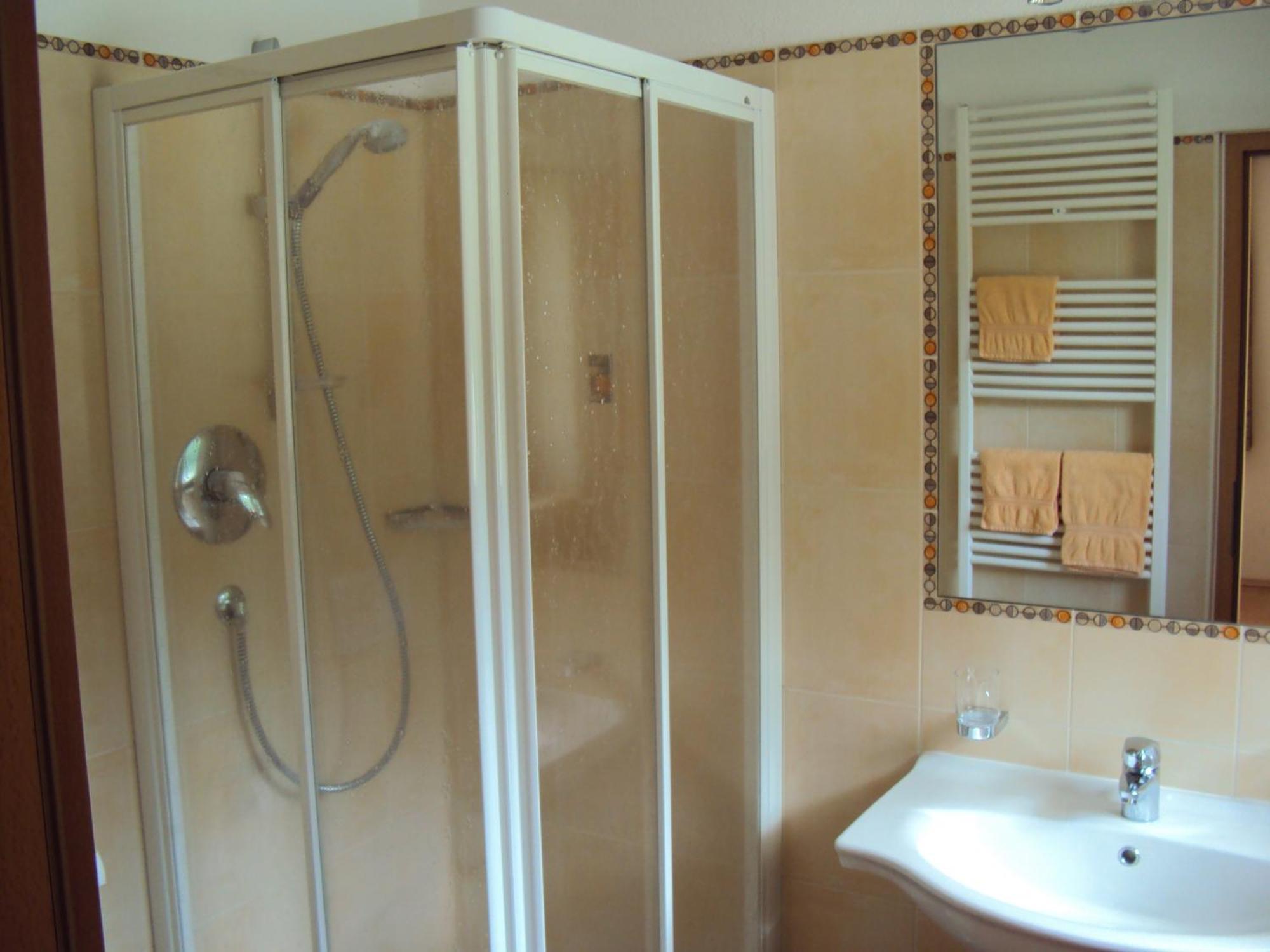 Haus Fliri Hotell Graun im Vinschgau Rum bild